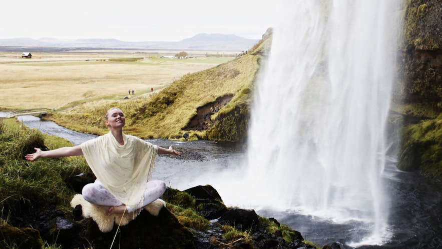 冰岛大自然中的瑜伽