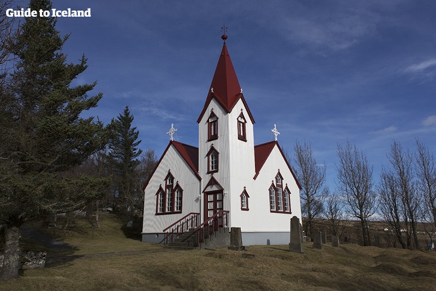 아이슬란드 교회는 대부분 흰 건물과 붉은 지붕입니다.