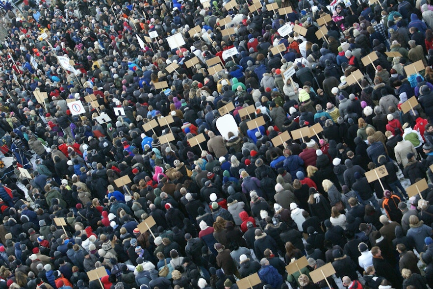 Hundreds of Icelander's took to the streets in protest in the wake of the 2008 financial crash.