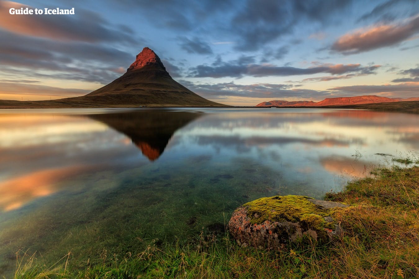 Kirkjufell ist der am häufigsten fotografierte Berg Islands, du findest ihn in der Nähe der Stadt Grundarfjördur.