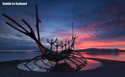 La escultura del Viajero del Sol simboliza el viaje a lo desconocido y la emoción de la aventura, y se encuentra en Reikiavik.