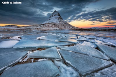 Umgeben von scharfkantigen Eisschollen und schneebedeckt – bei diesem Anblick wundert es nicht, dass der Berg Kirkjufell als Drehort für die Serie Game of Thrones dient.