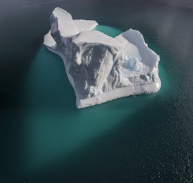 Гренландское поселение Кулусук окружают айсберги всех форм и размеров.
