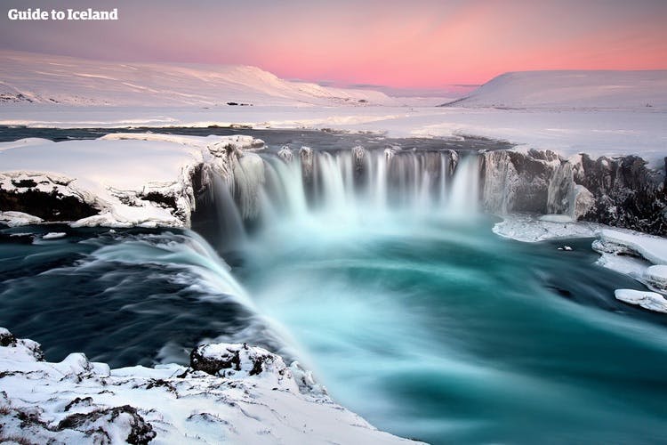 La cascada Goðafoss de 30 metros de ancho que cae por acantilados helados en invierno