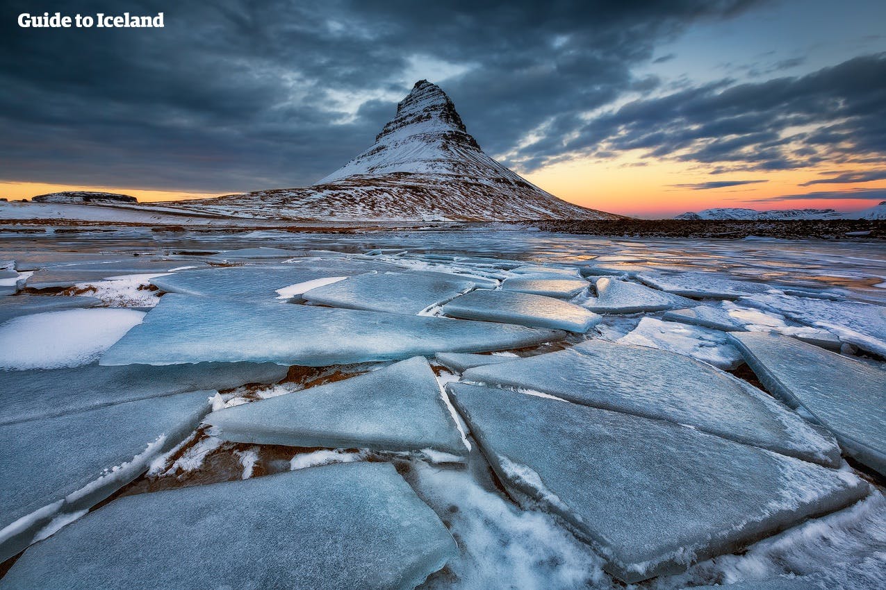 Et vinterlandskab på Snæfellsnes-halvøen, hvor det tilfrosne land omgiver Kirkjufell-bjerget
