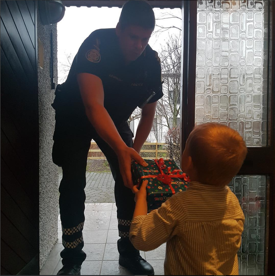 冰島警察送禮物給小孩