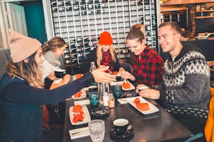En mattur i Reykjavik gir deg en perfekt sjanse til å bli kjent med matkulturen sammen med gode venner.
