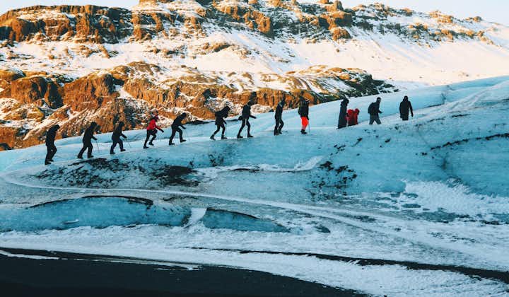 아이슬란드의 가장 큰 빙원 바트나요쿨 빙하 위를 하이킹 하는 것은 재미있고 잊지 못할 멋진 경험이 될 것입니다.