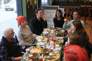 Een groep reizigers geniet van een smakelijke lunch in Reykjavik.