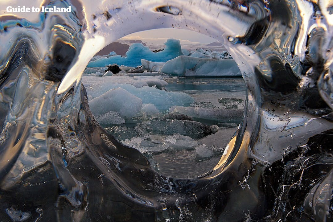 ヨークルスアゥルロゥン氷河湖では、氷河から溶け出した氷の美しい造形が楽しめる