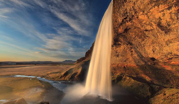Für Fotografen gibt es nur wenige schönere Fotomotive als den Wasserfall Seljalandsfoss, denn man kann hinter seine Kaskada treten und einzigartige Bildkompositionen und Panoramen fotografieren.