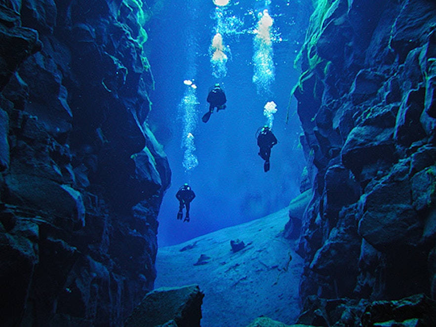 在冰岛潜水