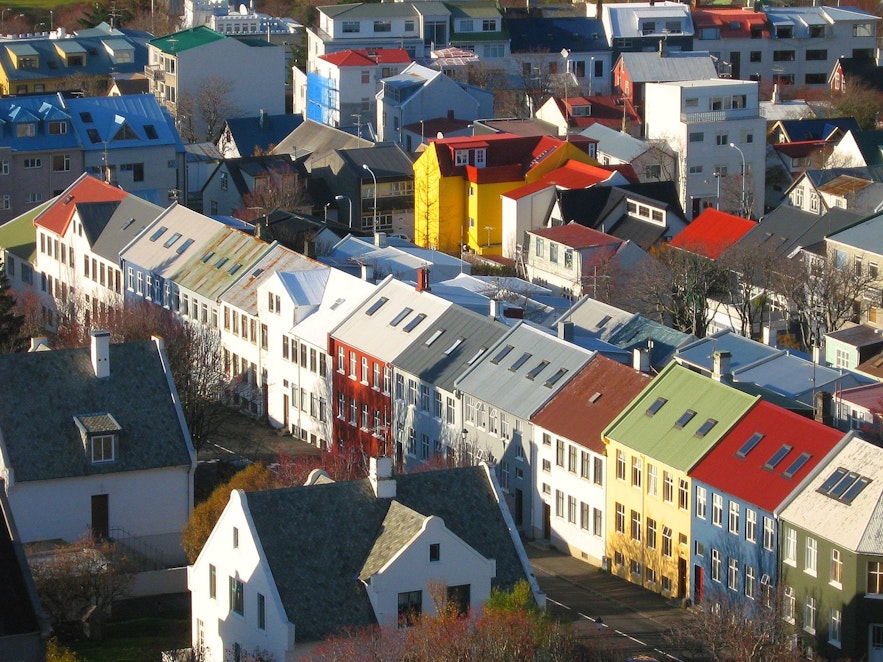 Kolorowe dachy domów w Reykjavíku.