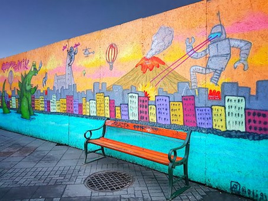 ศิลปะตามท้องถนนที่มีสีสันสามารถพบได้ทั่วไปในเมืองหลวง.