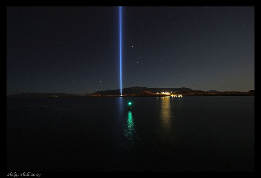 ヴィゼイ島で点灯されるイマジン・ピースタワー