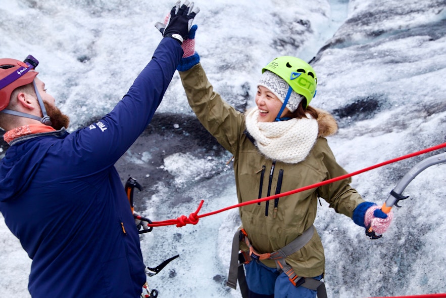 在冰岛跟随专业导游参加攀冰项目