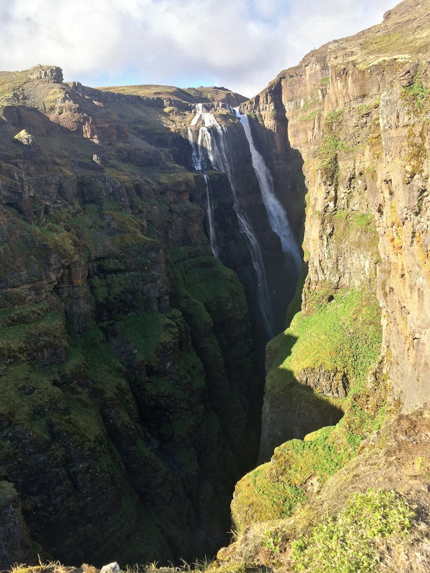 Der Wasserfall Glymur zeigt sich ein erstes Mal