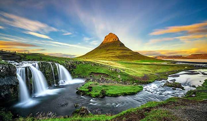 位于冰岛西部斯奈山半岛的教会山(Kirkjufell)是曾经出现在热门美剧“权力的游戏”中的“箭头山”