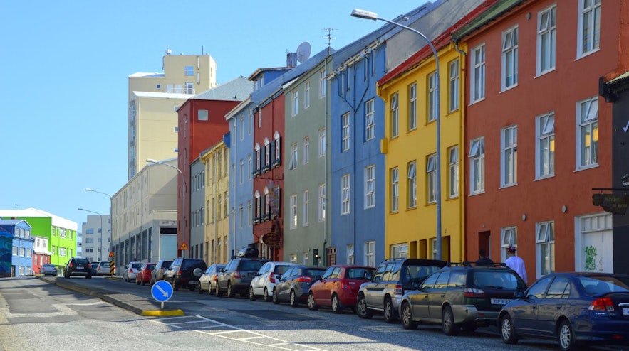 En typisk gade i Reykjavík med farverige huse.