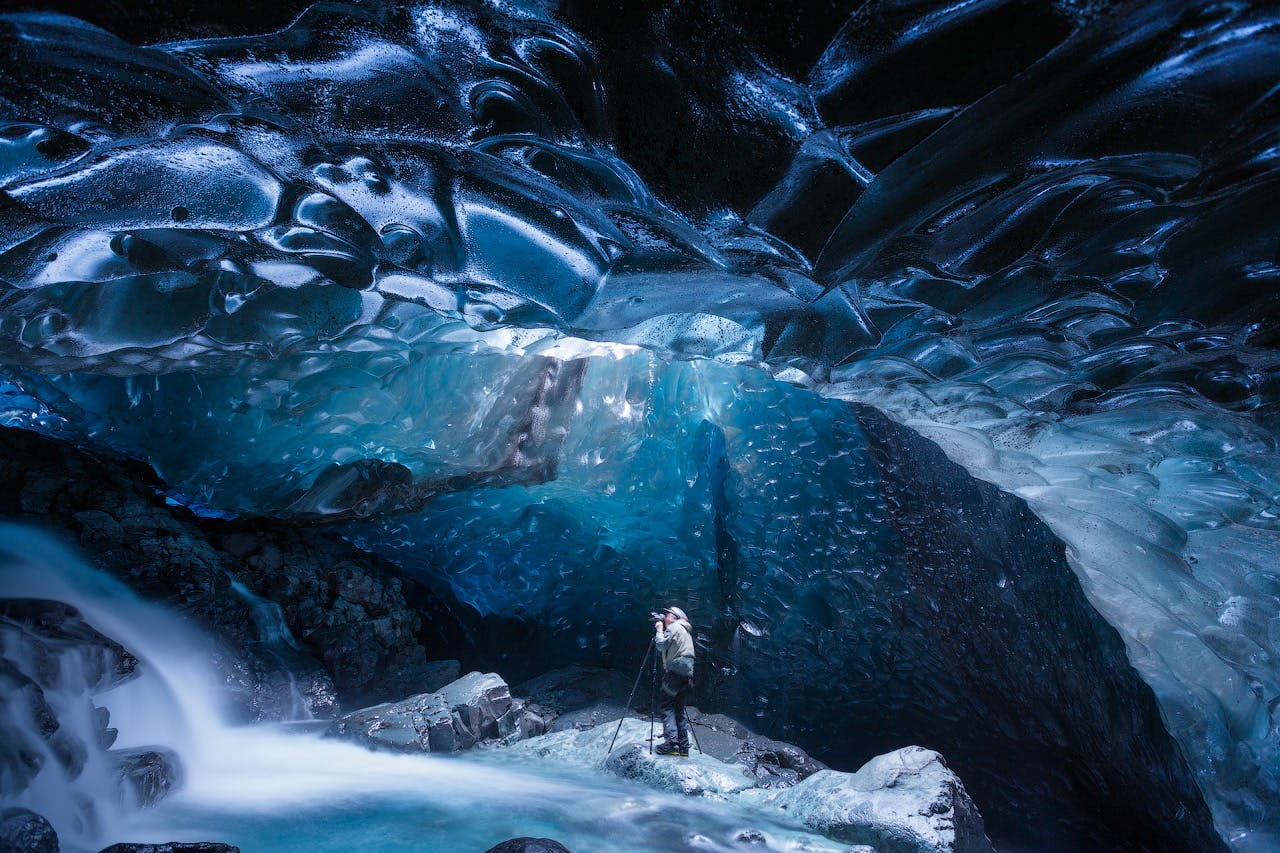 冰岛冰川上的冰洞是夏季河流在底部不断冲刷而行程的一道美丽风景