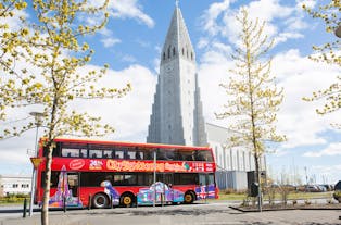 Der City Sightseeing Bus fährt an der lutherischen Kirche und dem kulturellen Wahrzeichen Hallgrímskirkja vorbei.