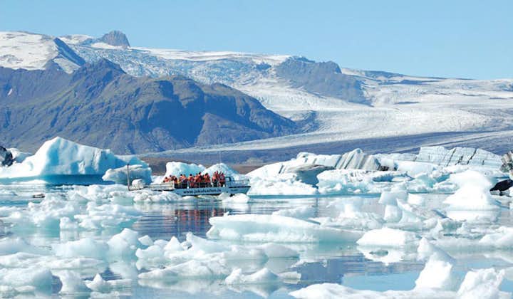 Een boot vaart op de gletsjerlagune Jökulsárlón.