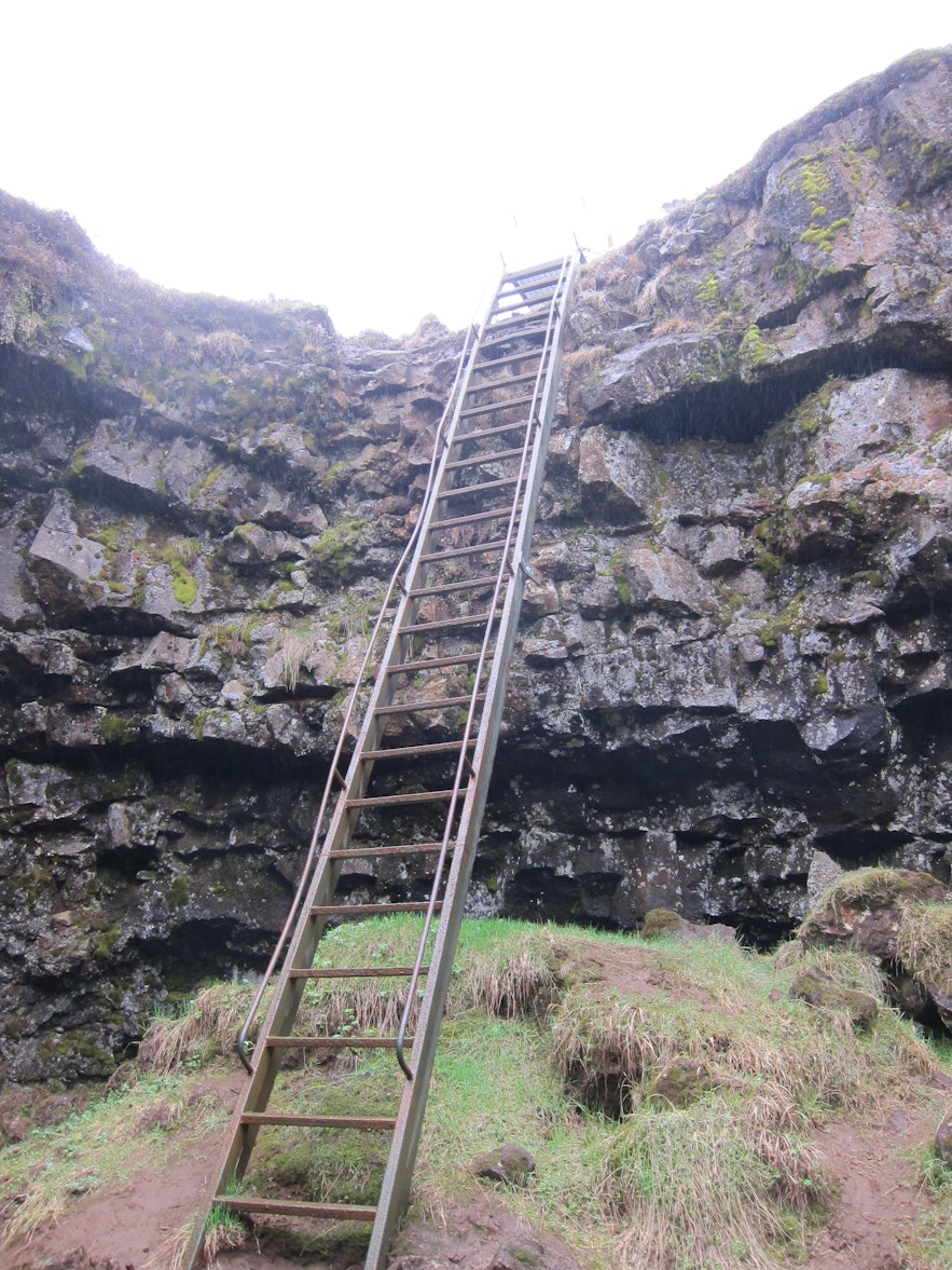 洞窟に降りるのはこんな階段を使います