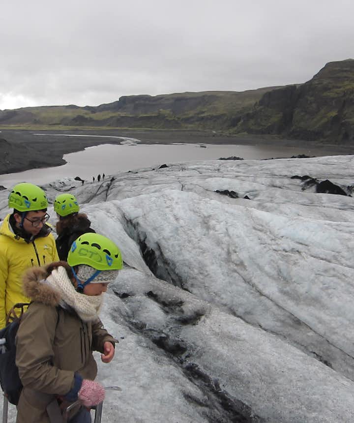 感動いっぱいの体験！溶岩洞窟探検と氷河ハイキング