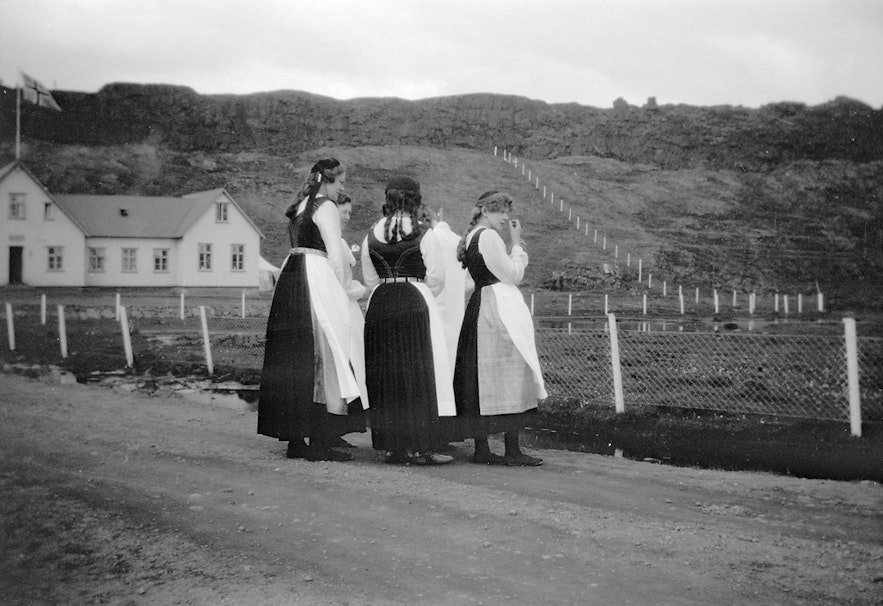 伝統衣装を着るアイスランドの女性達