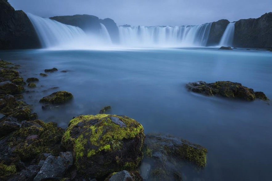 아이슬란드 북부에는 신들의 폭포라는 이름을 가진 고다 포스가 있습니다. 여름에 찍은 사진.