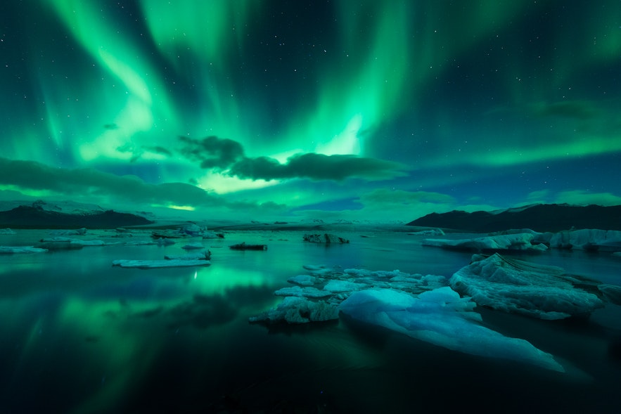 杰古沙龙冰河湖上映照着美丽的北极光