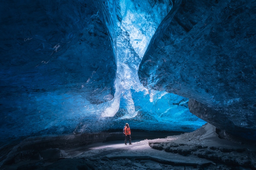 瓦特纳冰川蓝冰洞只在11月至3月可参加