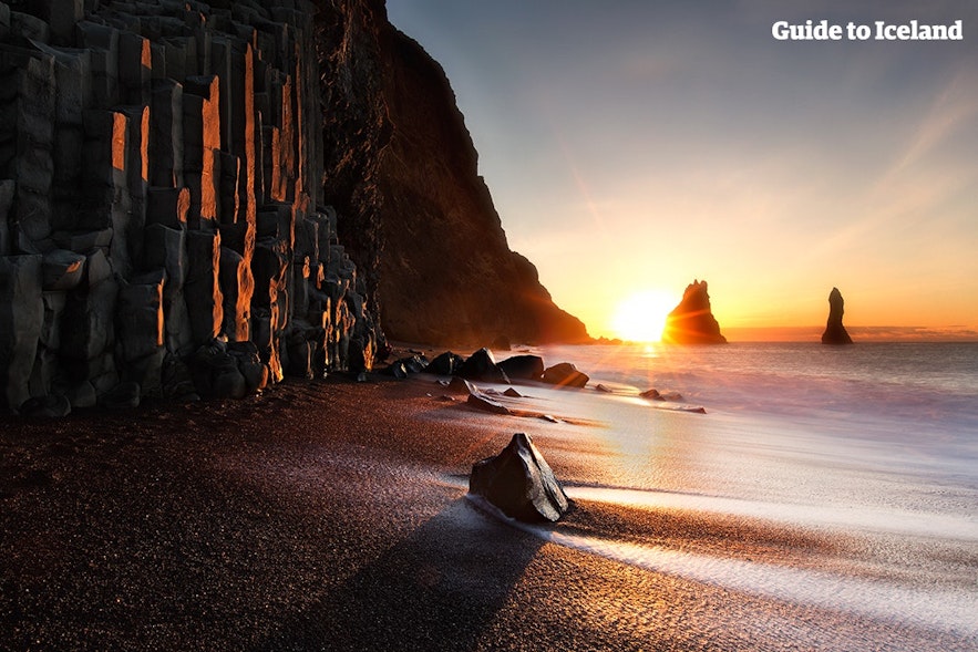 Czarne piaski otaczają łuk skalny Dyrhólaey. Można je zabrać ze sobą w słoiku bez ponoszenia kosztów dla siebie i przyrody.