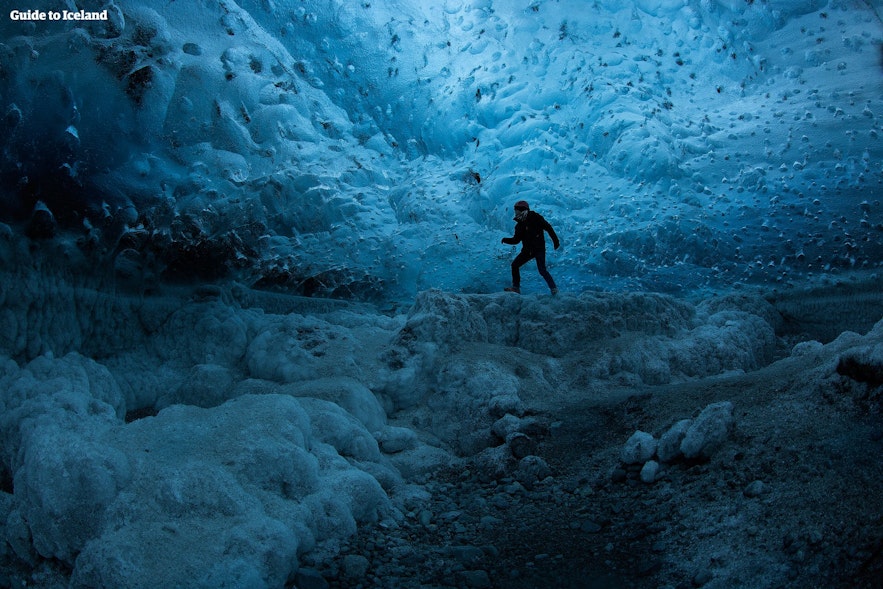 Un exploit audacieux dans une authentique grotte de glace