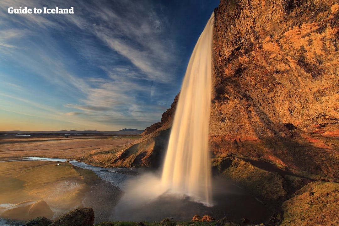 An den Klippen entlang der Südküste gibt es viele Wasserfälle; der Seljalandsfoss ist der erste, auf den Reisende aus Reykjavík stoßen werden.