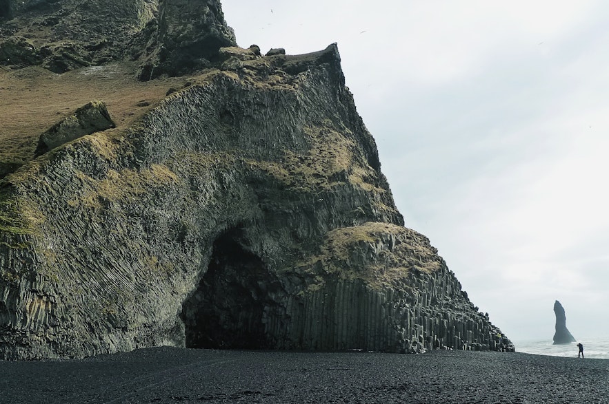 冰岛南岸维克镇旁黑沙滩的火山岩壁山崖