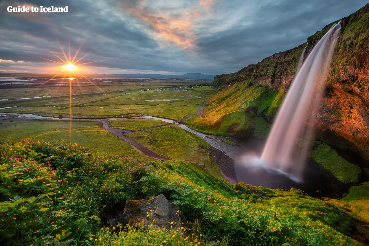 Kiedy pogoda na Islandii jest odpowiednia, możesz obejść wodospad Seljalandsfoss dookoła.