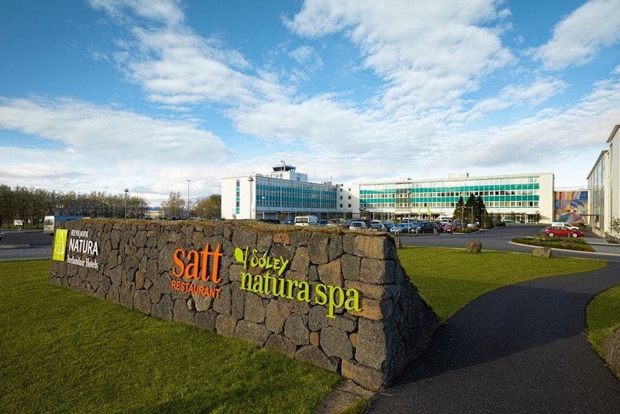 L'Icelandair Natura Hotel est installé dans un ancien immeuble d'aéroport entouré d'espaces verts.