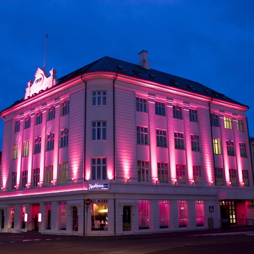 Radisson Blu 1919 Hotel, illuminé aux couleurs de l'aurore