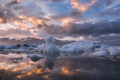 アイスランド南東部では、ヴァトナヨークトル国立公園・スカフタフェットル自然保護区と、ヨークルスアゥルロゥン氷河湖（画像）は見逃せない