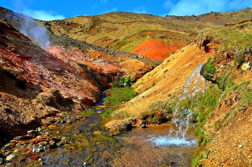 La vallée de Reykjadalur comprend une rivière à l'eau naturellement chaude