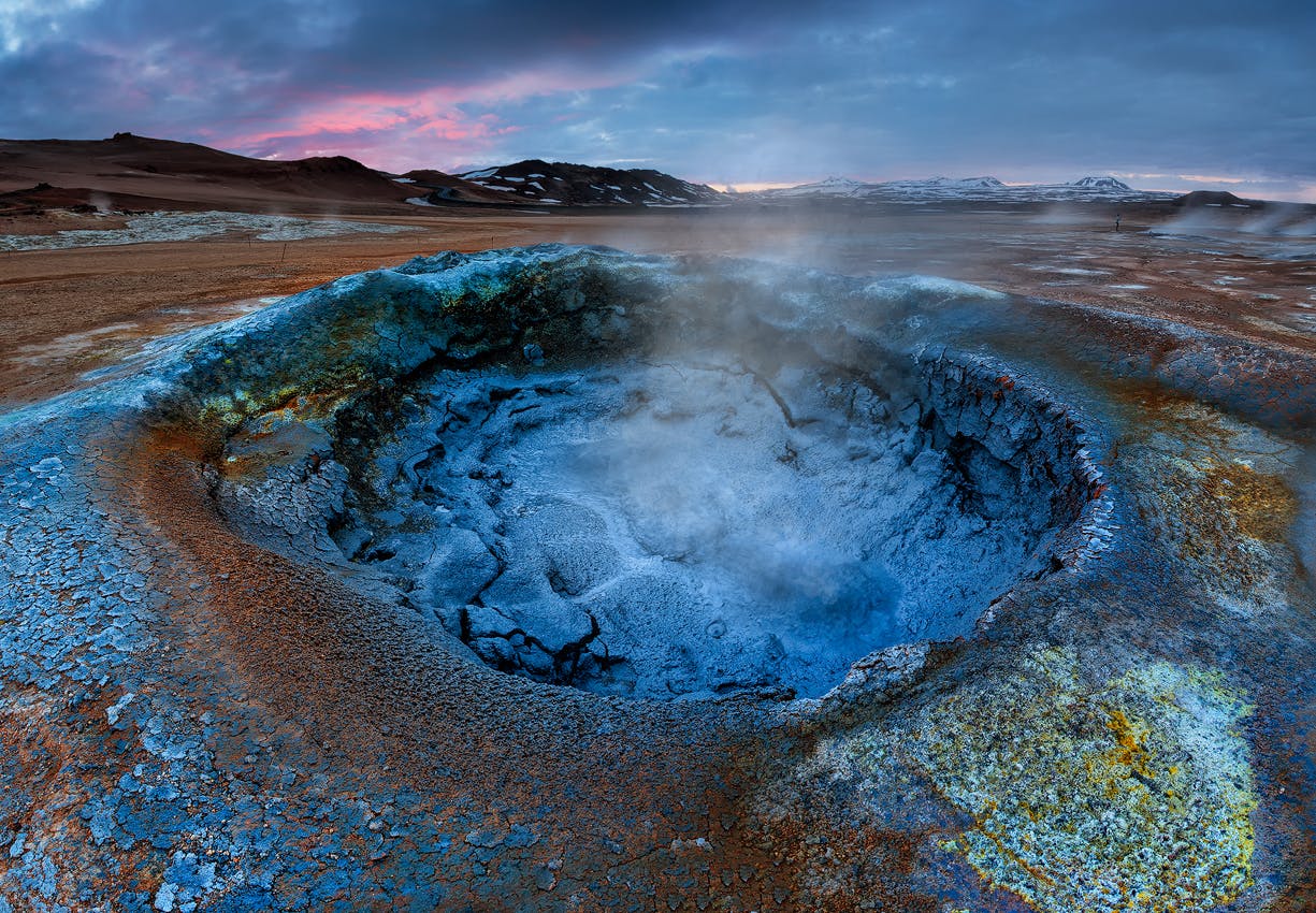 Obszar geotermalny Namaskard znany jest z żywych kolorów i parujących basenów pełnych błota.