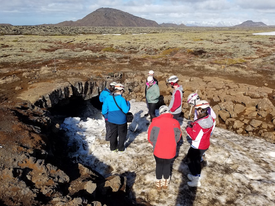 Åpningen til Leiðarendi er alltid blokkert av snø om vinteren og våren, men eventyrlystne kan likevel besøke den.