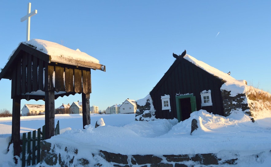 En traditionell isländsk torvkyrka på vintern.