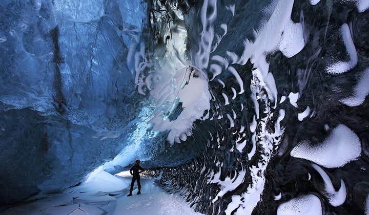 一名游客在瓦特纳冰川内探索冰雪奇观。