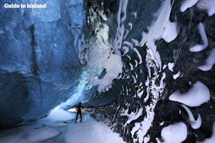 一名游客在瓦特纳冰川内探索冰雪奇观。