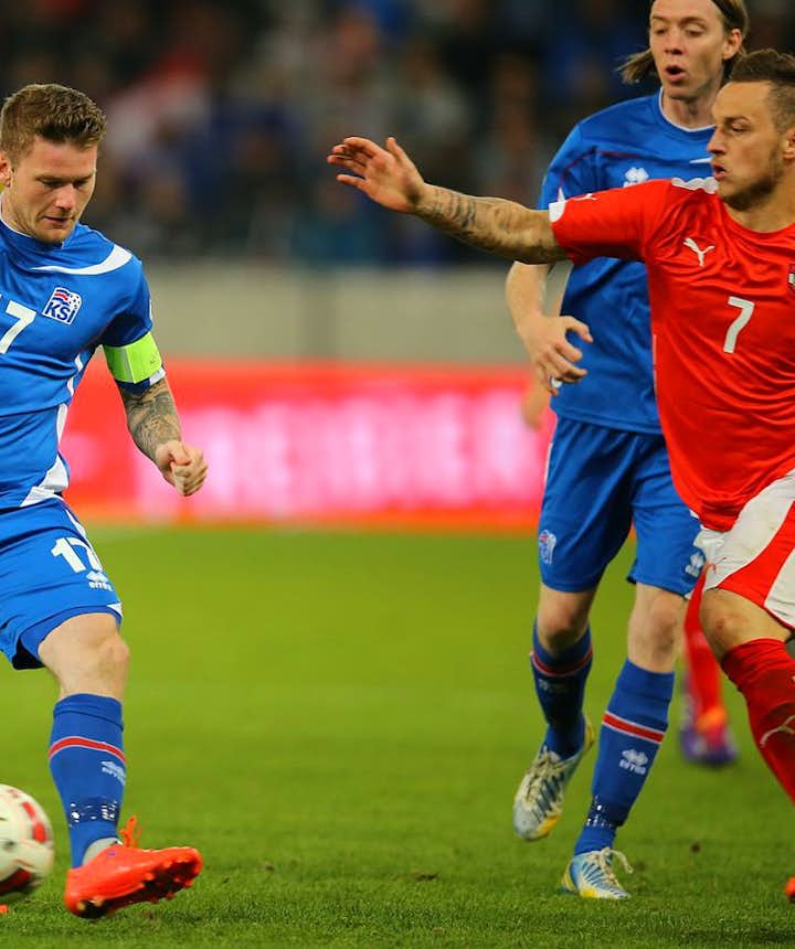 Island gegen Österreich: UEFA-EM 2016: Teamkapitän Aron Gunnarsson hat den Ball.