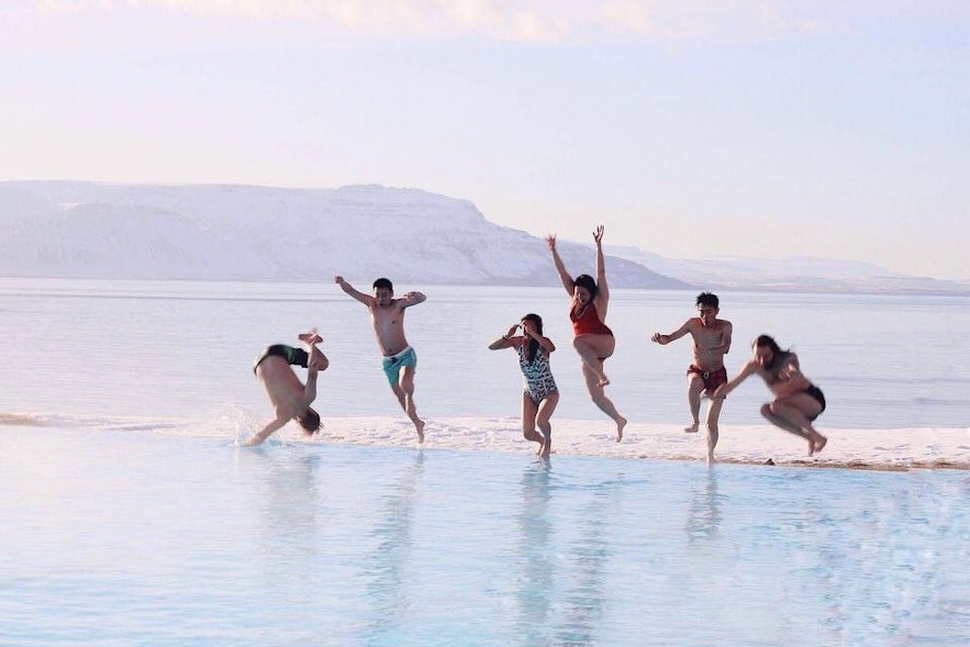 뷰가 멋진 아이슬란드 북부 호프소스 수영장