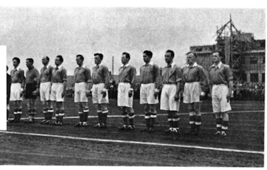 An old team photo: Albert Guðmundsson is on the far left.