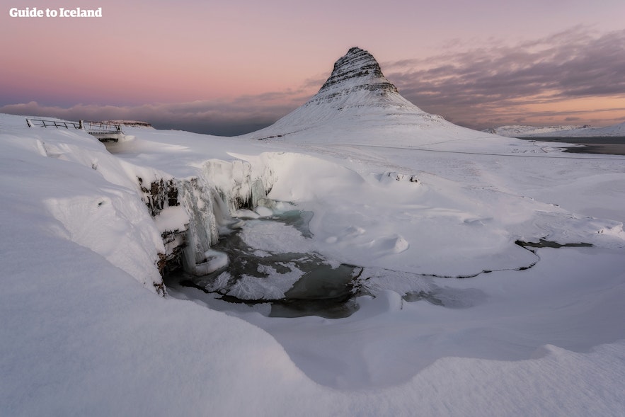 Vinterutsikt över berget Kirkjufell på västra Island